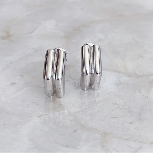 Monet Silver Tone Ribbed Pyramid Clip On Classic Earrings 1” - Picture 6 of 13